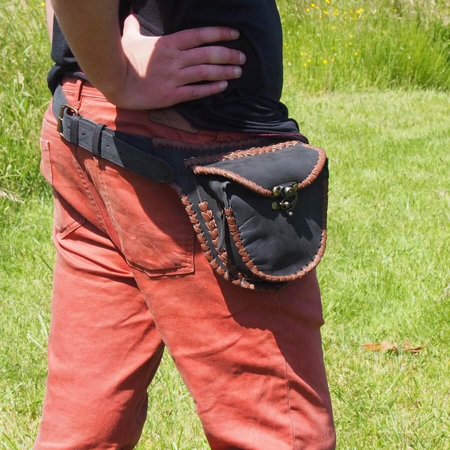 Une sacoche de ceinture pour homme avec mousqueton et rabat