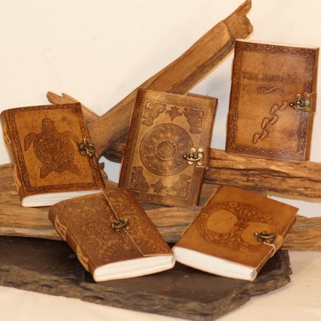 Carnets cuir artisanal, dessin, livre d'or, grimoires, voyage médiéval