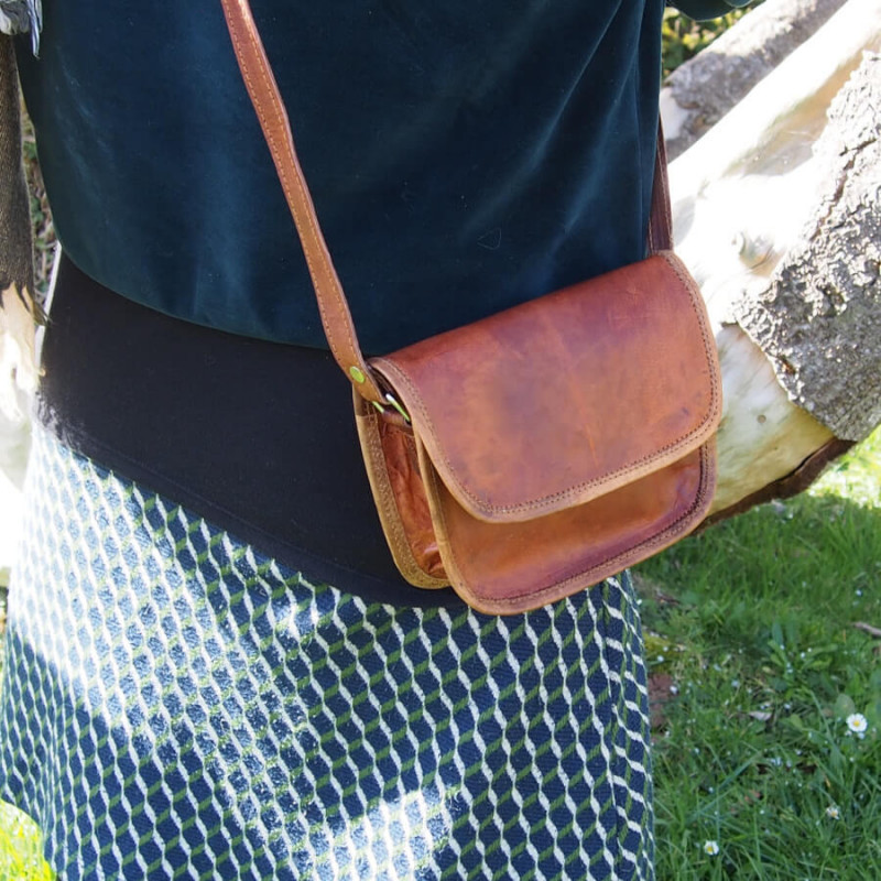 Petite sacoche femme en cuir, sac bandoulière fonctionnel